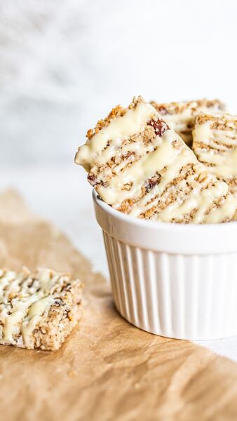 Hotové müsli tyčinky můžete ozdobit čokoládovou polevou.